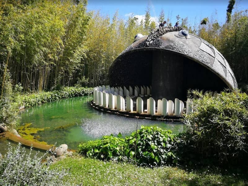 La monumentale scultura della Balena nel Parco di Pinocchio a Collodi, adiacente allo storico complesso di Villa Garzoni.