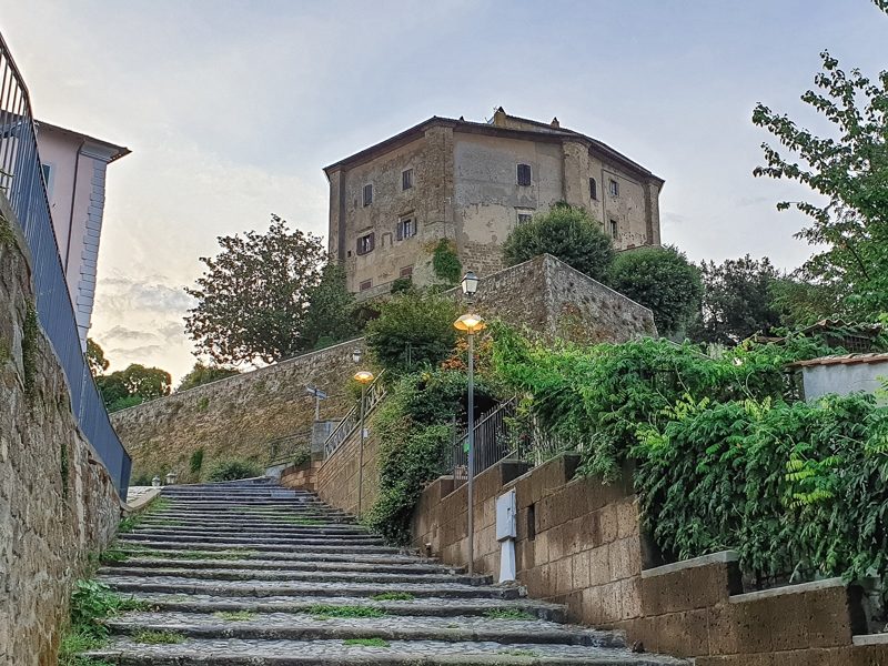 Capodimonte è un borgo bellissimo da vedere sul lago di bolsena. Qui nella foto la scalinata che porta verso la Rocca di Capodimonte con la sua forma esagonale e protetta dalle mura.