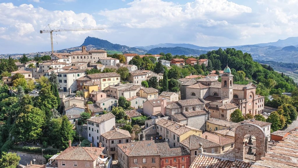 Una vista meravigliosa sul paese di Verucchio dalla cima della torre e su tutta la bellissima romagna. Si notano sullo sfondo le alture e il verde che le popola.