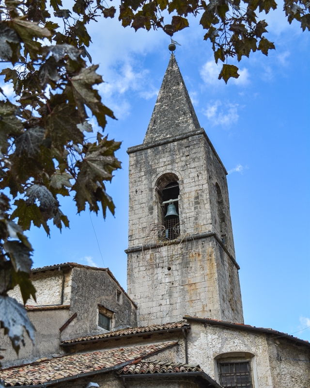 Tra le varie attrazioni da visitare a Scanno c'è anche la chiesa di Santa Maria della Valle di cui nella foto si vede l'alto campanile tutto realizzato in pietra.