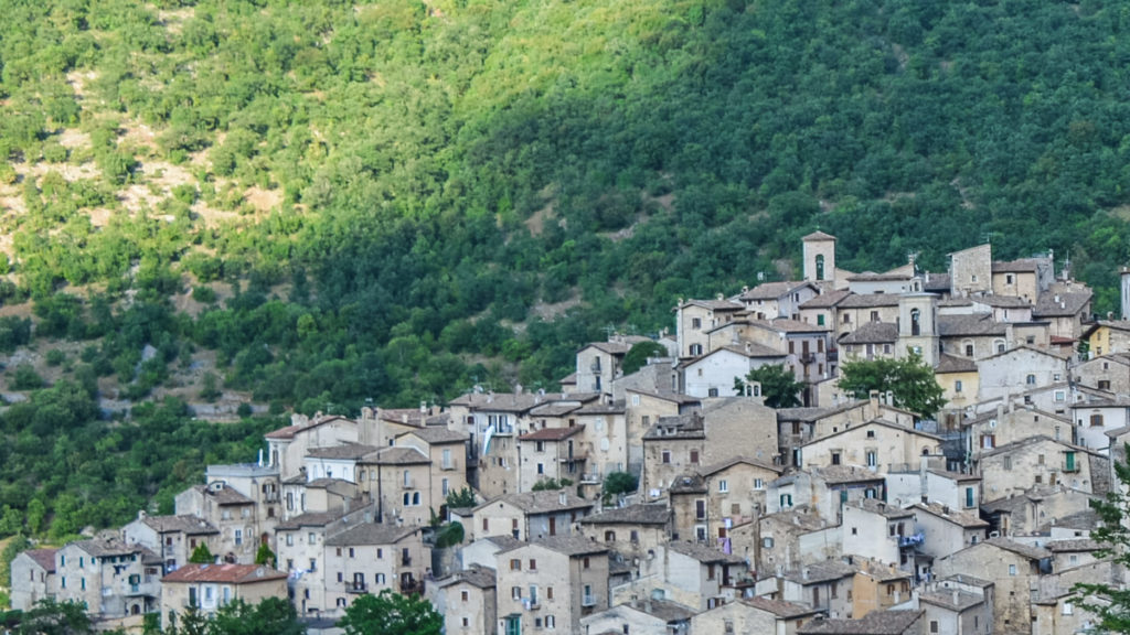 Una vista completa su Scanno con in primo piano il paese con le sue case medievali. Sullo sfondo invece il verde del Parco Nazionale d'Abruzzo nei Monti Marsicani