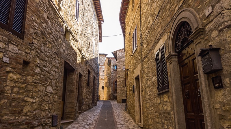 Una stretta viuzza che si fa largo in mezzo alle abitazioni medievali in pietra del borgo. Queste stradine sono una delle cose da fare se ti ritrovi a Monte Castello di Vibio.