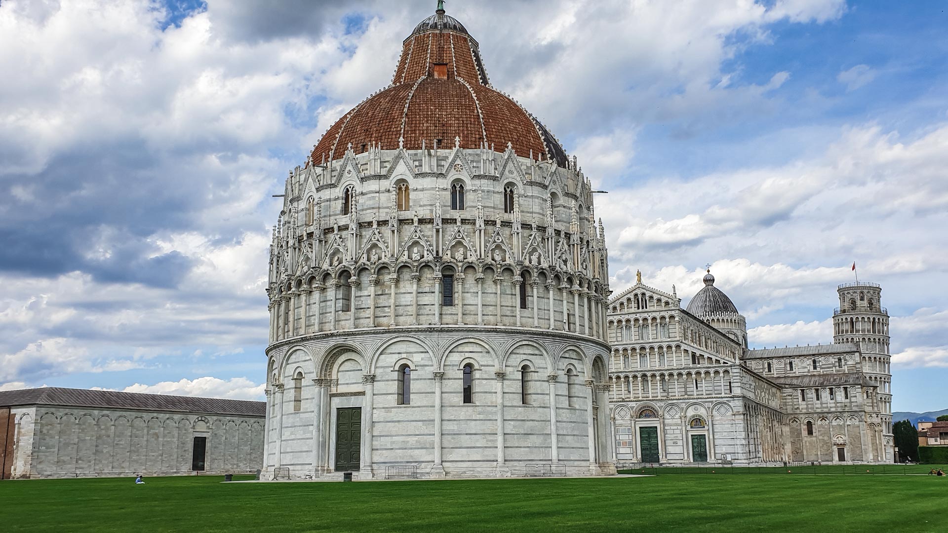 Pisa è una delle città più belle della toscana ed è possibile visitarla in un giorno nonstante le tante cose da vedere. Piazza dei miracoli è qualcosa di unico con il battistero, il duomo e la torre pendente!