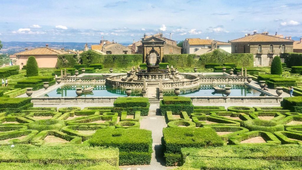 La vista sul giardino della villa lante a bagnaia con un primo piano sulle forme geometriche dei cespugli che danno al visitatore la sensazione di trovarsi in un labirinto.