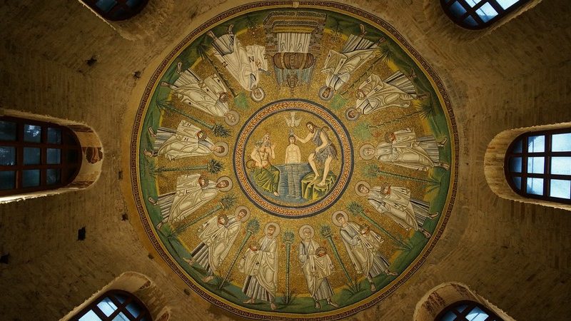 Il meraviglioso mosaico centrale dorato all'interno del battistero degli ariani. Si trova sulla cupola interna e rappresenta il battesimo di Gesù cristo insieme ai santi che lo circondano. Uno dei mosaici più belli da vedere a Ravenna.