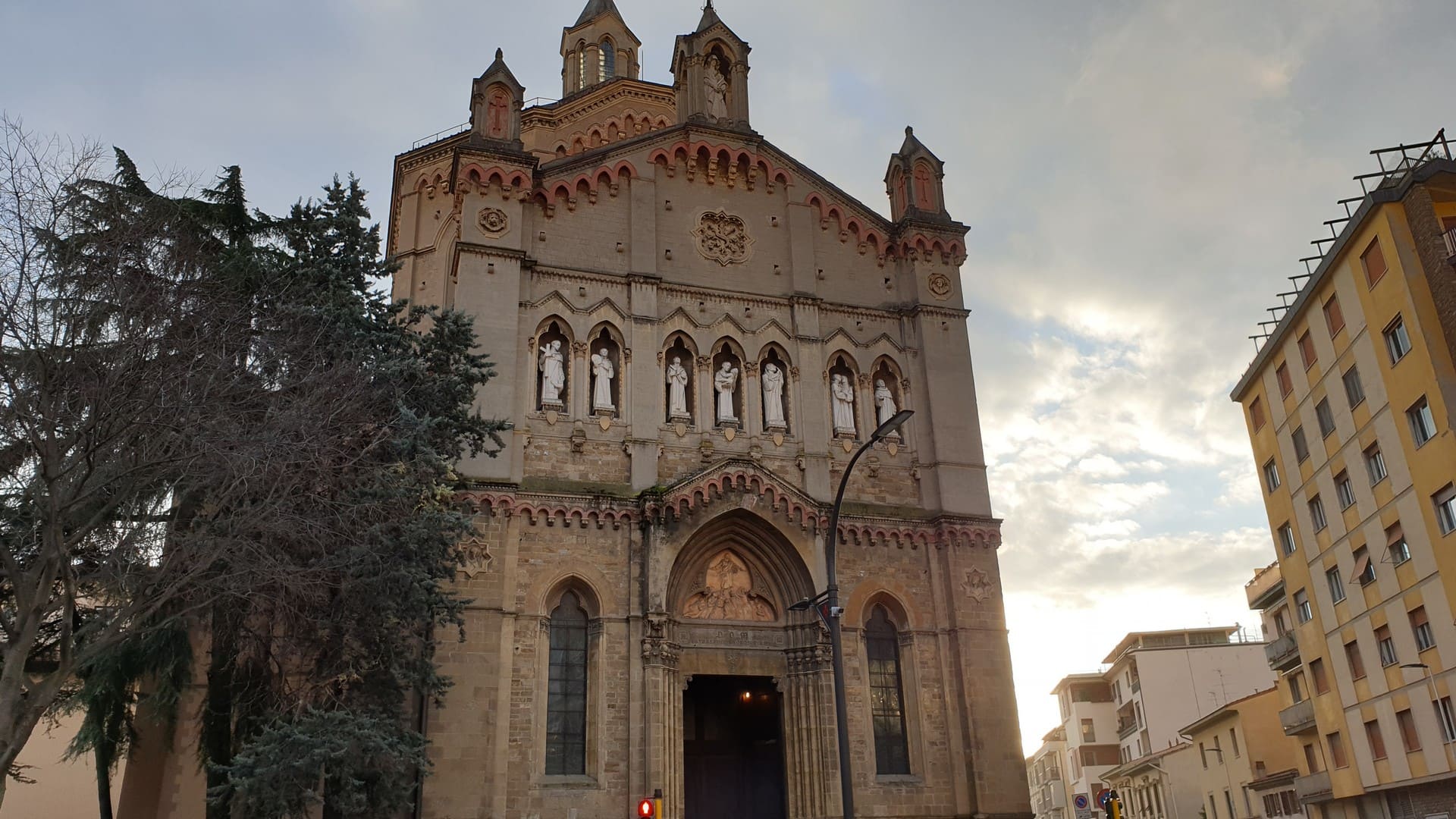 L'ingresso e la facciata della Chiesa dei Sette Santi, una chiesa davvero ignota a Firenze. Si vedono al centro dell'edificio le statue dei sette Santi fondatori.