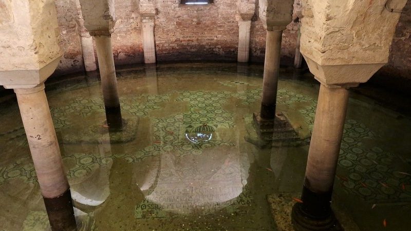la cripta della basilica di san francesco è immersa nell'acqua e presenta un pavimento con mosaico e alcuni colonnati. E' sicuramente un attrazione molto curiosa da vedere a ravenna in un giorno!