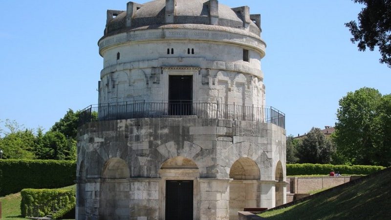 Il mausoleo di teodorico è sicuramente una delle attrazioni da vedere a ravenna in un giorno. Si trova nel mezzo di un parco e si presenta con la sua forma ovale e composto da grandi mattoni bianchi.