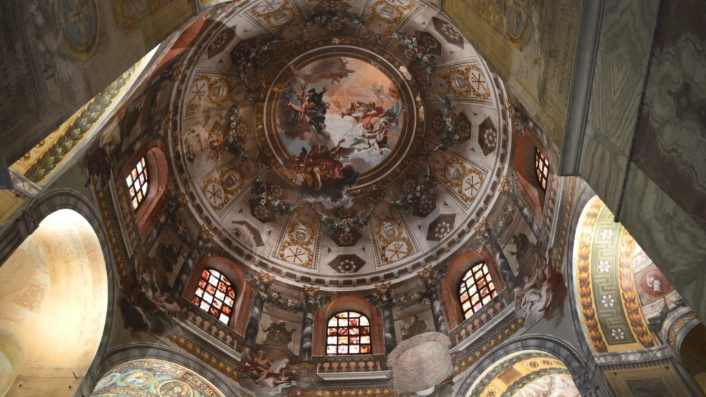 La bellissima cupola ovale affrescata della basilica di San vitale. La visita alla basilica è sicuramente la cosa da fare in assoluto in un giorno a ravenna e ti lascerà senza parole per la bellezza.