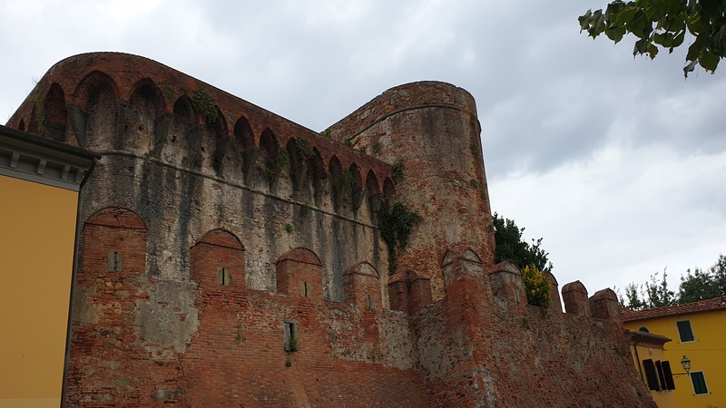 L'attrazione principale di Montecarlo di Lucca, la Fortezza del Cerruglio. Davanti ci sono le mura merlate mentre dietro l'altissima fortezza con il torrione centrale di forma ovale.