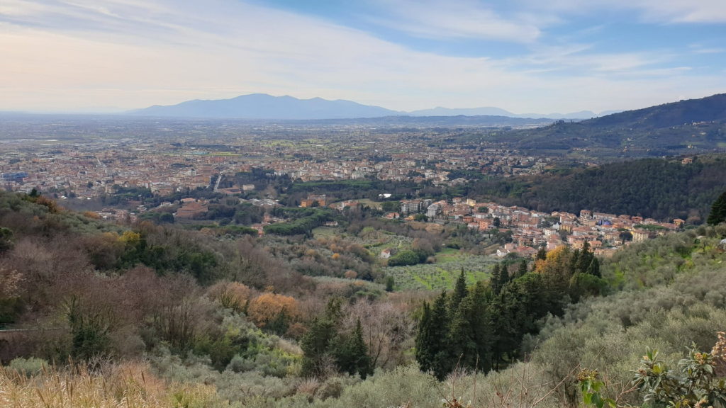 Una vista stupenda dall'alto su tutta la Valdinievole con i suoi tanti borghi medievali della provincia di Pistoia. Sullo sfondo si vedono grandi montagne che si ergono verso il cielo.