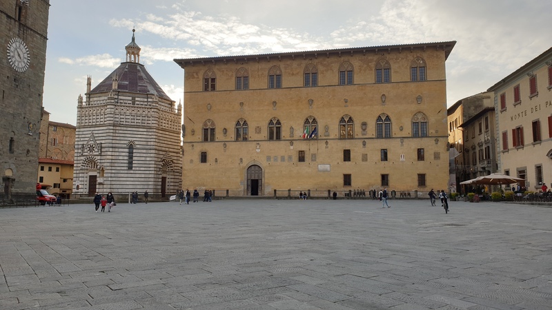 La meravigliosa Piazza del Duomo di Pistoia con a sinistra il bellissimo Battistero e al centro uno dei palazzi medievali.