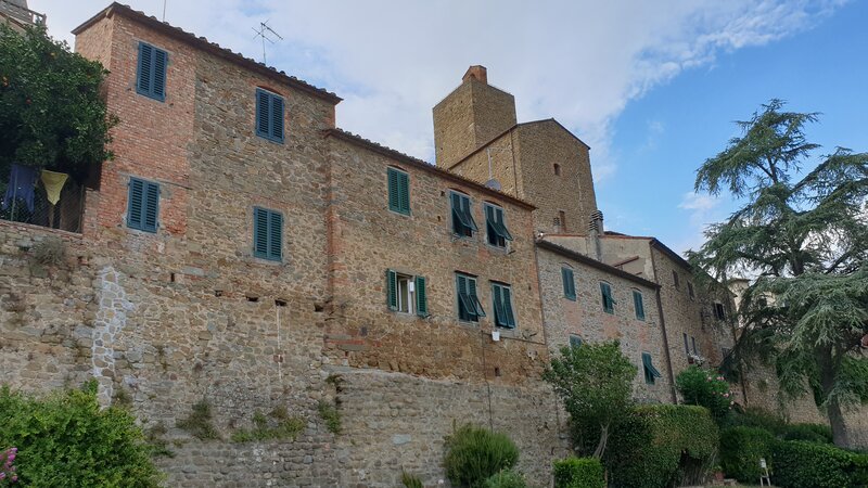 Uno scorcio dal basse sul retro di alcune delle case medievali abitative di vinci. In cima si vede la grandissima e altissima torre del Castello dei Guidi.