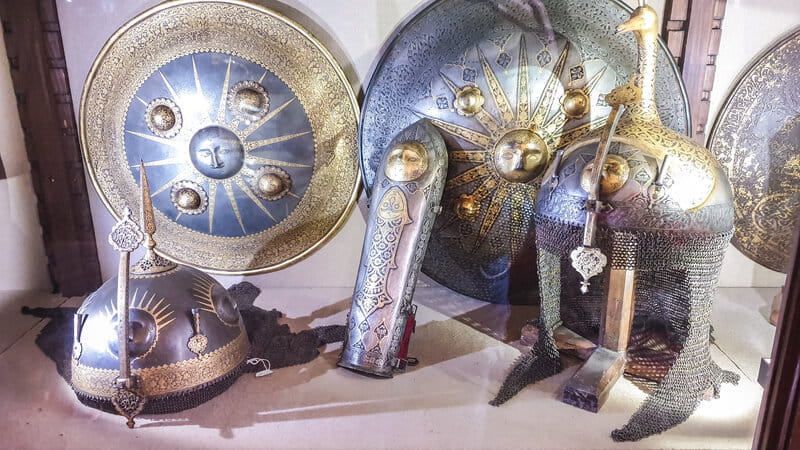 alcune delle meravigliose armature della cultura islamica con i loro dettagli intarsiati in oro sul metallo dell'armatura