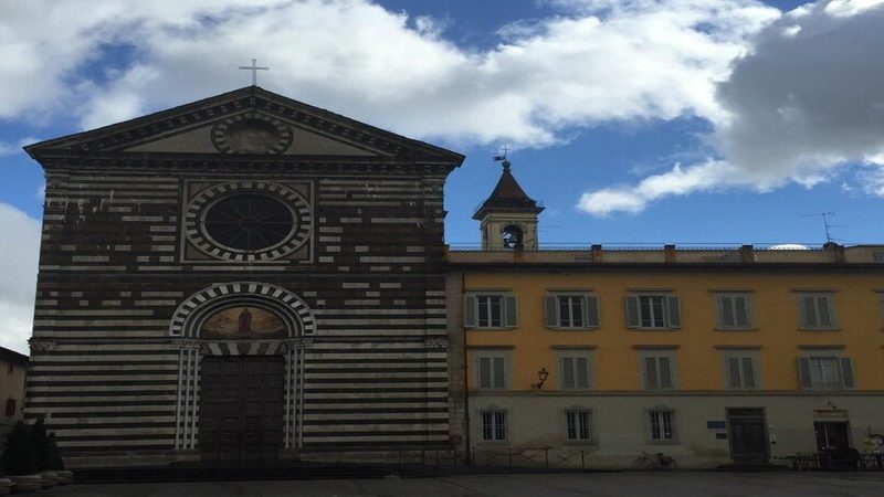 la facciata della bellissima chiesa di san francesco a prato con il suo marmo policroma. La chiesa è sicuramente una delle cose più importanti da vedere a Prato.