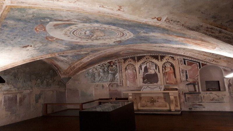 Una bellissima sala completamente abbellita con affreschi colorati all'interno del Museo dell'opera del duomo di prato. Sicuramente questo museo è una delle cose da vedere a Prato.