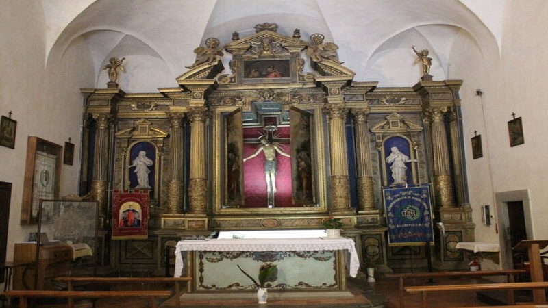 il grande altare in legno della chiesa di san rocco. Al centro il cristo crocifisso con ai lati due sculture in marmo