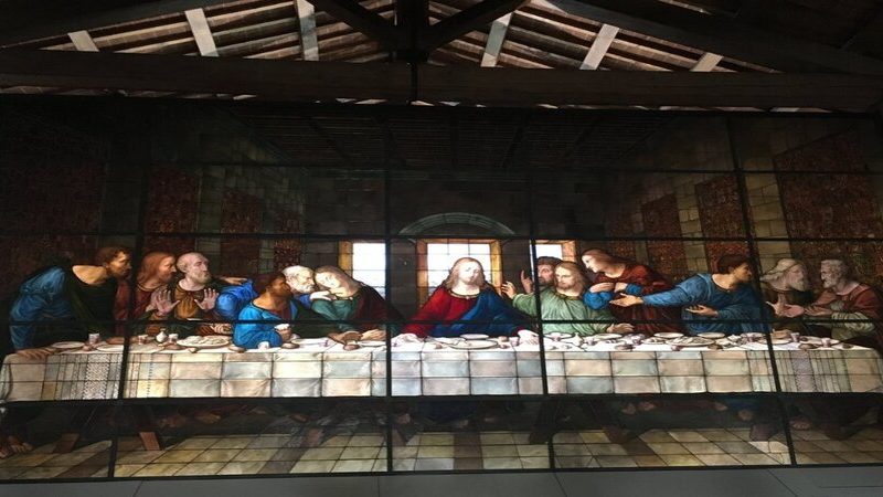 il museo della vetrata è una delle cose da vedere a sansepolcro con le sue bellissime vetrate colorate come questa della foto che rappresenta l'ultima cena di leonardo