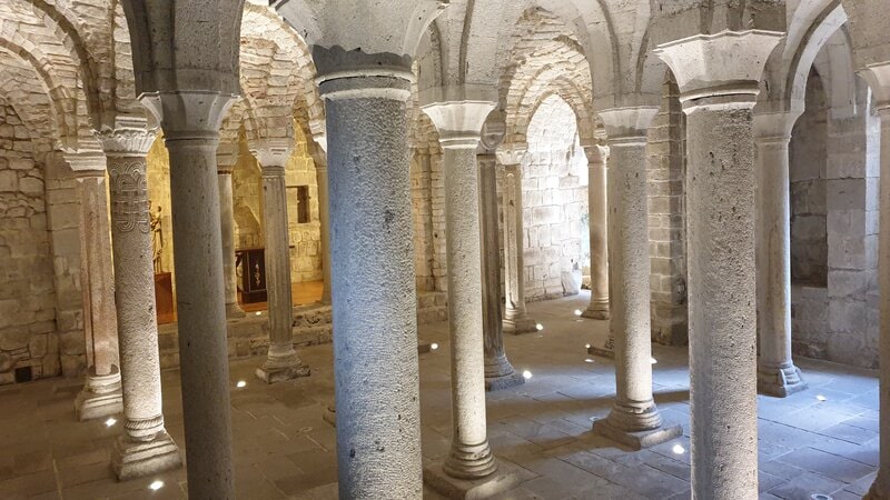 le 36 colonne contenute all'interno della cripta dell'antica abbazia di san salvatore poste tutte equidistanti e con capitelli decorati