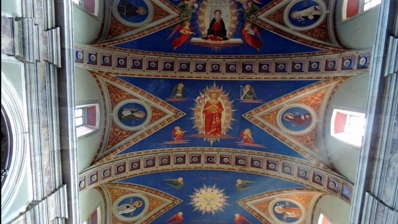 il bellissimo soffitto affrescato di blu e decorato con immagini di santi che si trova all'interno della chiesa dell'opera di castel del piano di monte amiata