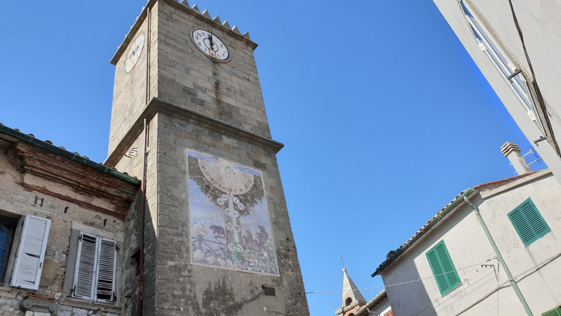 una delle torri più particolari di monte amiata è la torre dell'orologio di castell'azzara che si presenta con in basso un dipinto con un albero e tutte le costellazioni zodiacali