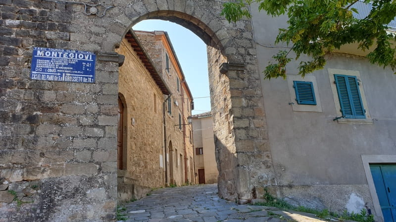 l'antica porta ad arco di mattoni che da l'ingresso al borgo di montegiovi che si trova alle pendici di monte amiata