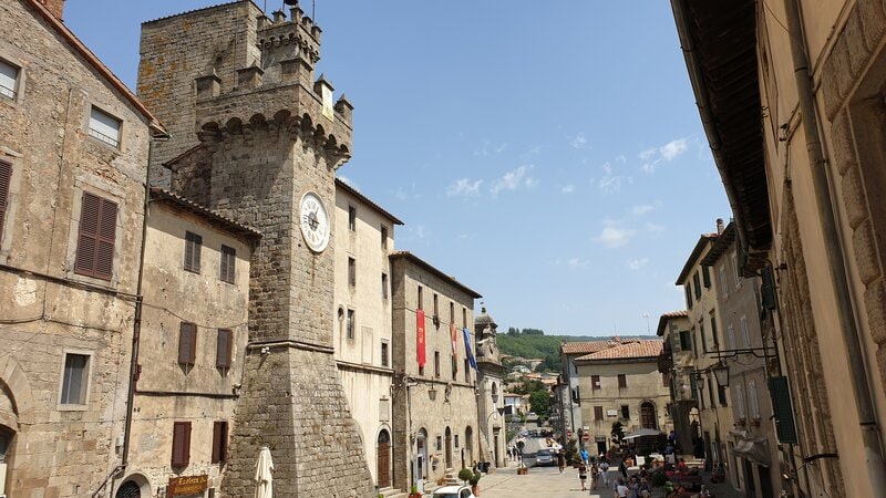 uno scorcio sulla strada principale del centro storico di santa fiora con sulla destra al centro la torre dell'orologio