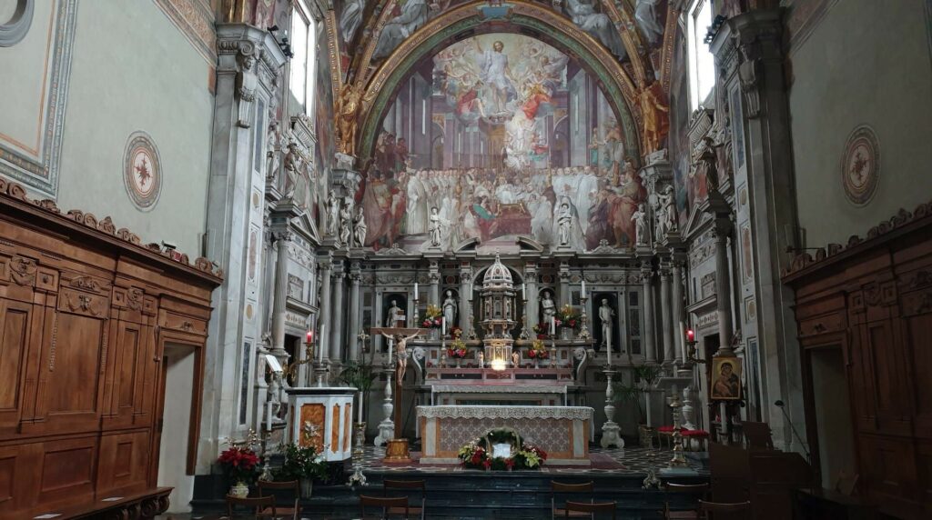 una vista completa sull'altare della chiesa monastica della certosa di firenze con i suoi bellissimi affreschi colorati