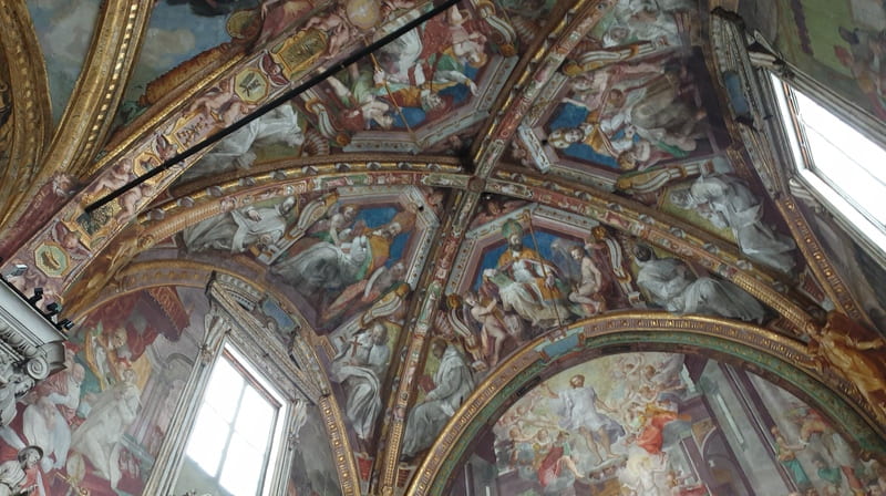 i bellissimi affreschi colorati dipinti sulla volta della chiesa monastica della certosa di firenze