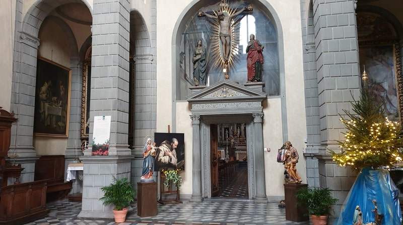 l'ingresso che porta alla zona dei frati all'interno della chiesa monumentale della certosa di firenze. In alto sulla porta un grandissimo crocifisso ligneo