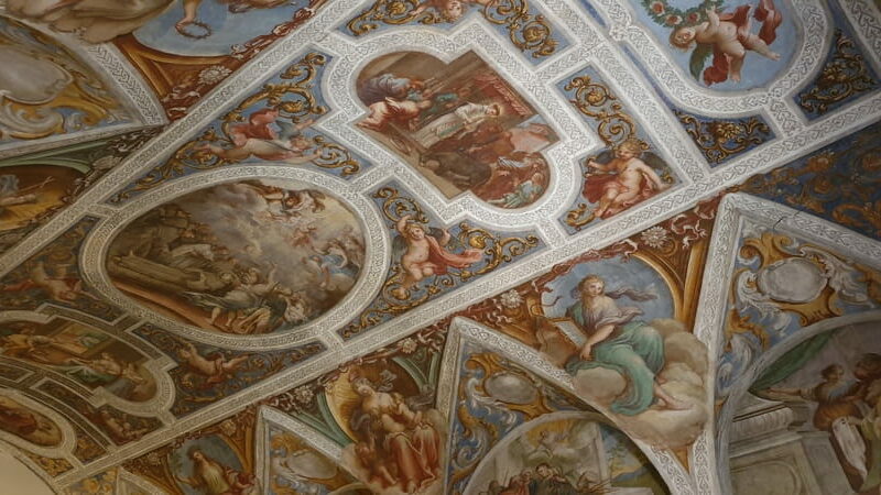 i bellissimi affreschi colorati realizzati dai fratelli Nasini e contenuti all'interno della cappella della chiesa di san francesco, una delle cose da vedere a grosseto.