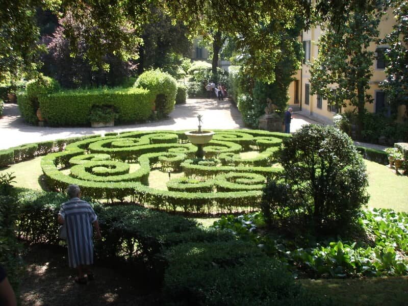 il labirinto di cespugli all'interno del giardino corsi o d'annalena. Intorno si vede altra verde vegetazione che rende molto intimo questo giardino