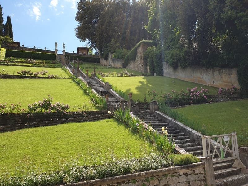 la scalinata barocca del giardino di villa bardini che porta dalla parte superiore fino alla zona pianeggiante adiacente al giardino di boboli.
