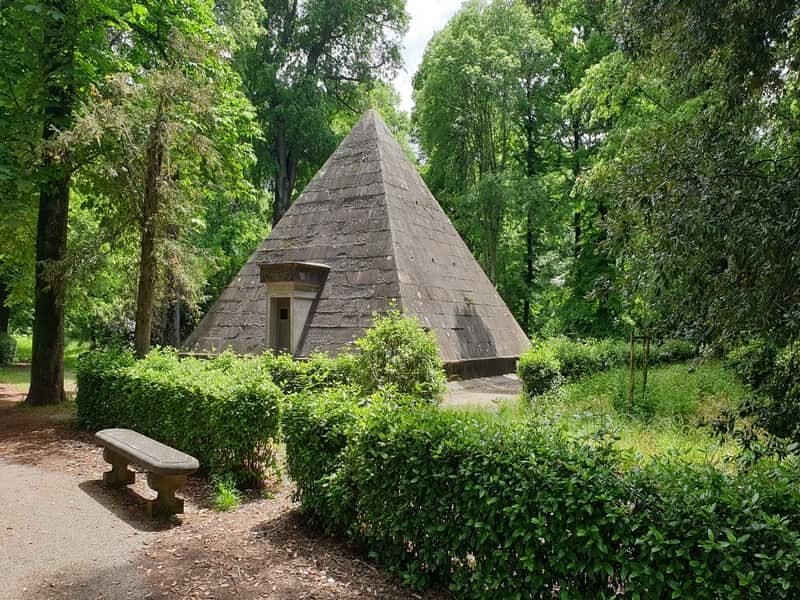 la piramide neoegizia che si trova all'interno del parco delle cascine e che serviva per contenere gli alimenti e tenerli freschi. Intorno verdi cespugli e alberi secolari.
