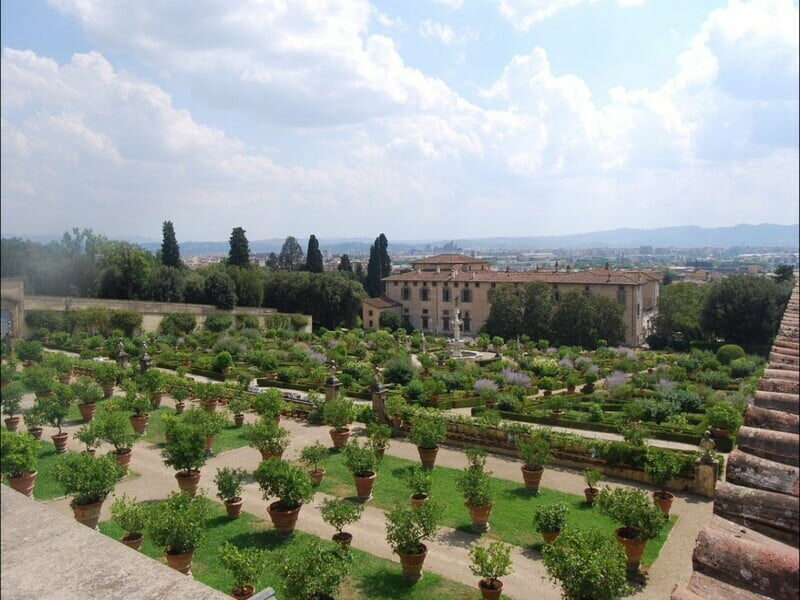 il giardino a discesa verso firenze della villa castello con i tanti vasi con all'interno le piante e nel mezzo un piccolo spazio di verde