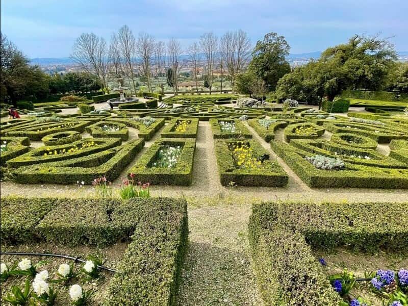 una parte del bellissimo giardino de la petraia con le tanti verdi siepi a forma di labirinto che decorano il tutto e nel mezzo dei fiori colorati