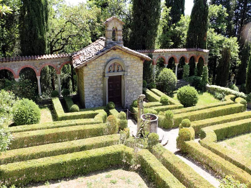 la cappelletta del giardino di villa peyron che si trova nel mezzo delle siepi verdi che formano un labirinto geometrico