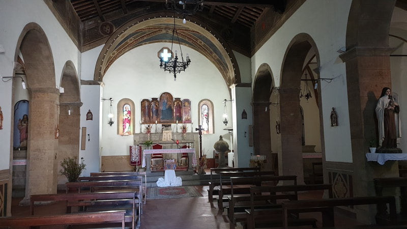 l'interno della chiesa di san bartolomeo con al centro il grande altare con sopra il trittico e in cima la volta affrescata