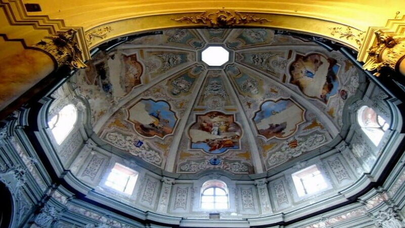 la lunga cupola della chiesa di santa caterina con i tanti affreschi colorati che le abbelliscono e le finestre che portano luce ai colori dei disegni