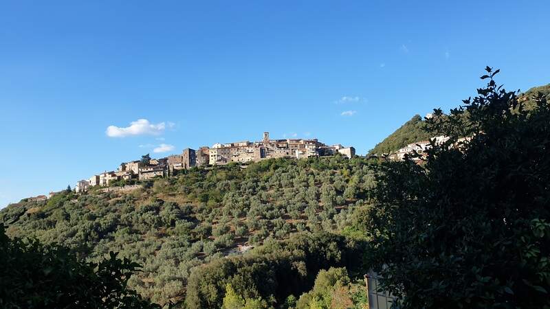 una vista in lontananza del borgo di Gavorrano arroccato nelle sue mura antiche e contornato dal verde della vegetazione