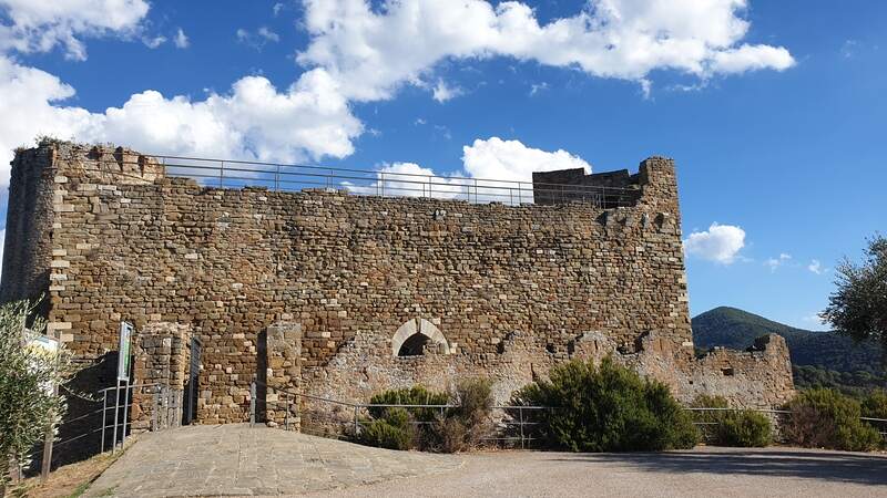 la parte centrale della rocca di Scarlino con le imponenti mura e davanti il ponte levatoio di ingresso al suo interno