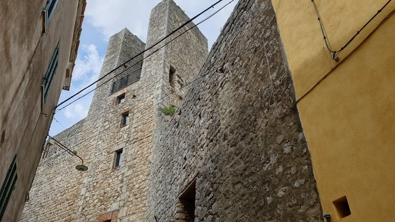 la torre medievale del comune di roccalbegna che spicca nella sua altezza rispetto agli edifici adiacenti e costruita completamente in mattoni. Ha due torrette piccole rettangolari
