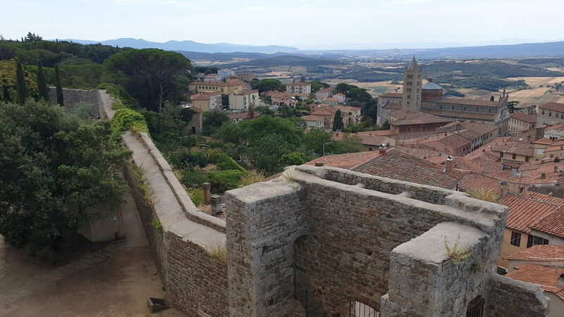 la vista sulle antiche mura di massa marittima dalla cima della torre medievale e sullo sfondo sulla destra si intravedono i tetti della città e della cattedrale