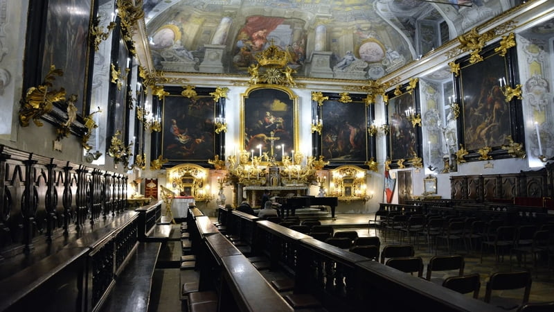 la vista completa dell'interno della cappella dei mercanti di torino con sullo sfondo i grandissimi quadri davanti l'altare e la volta affrescata
