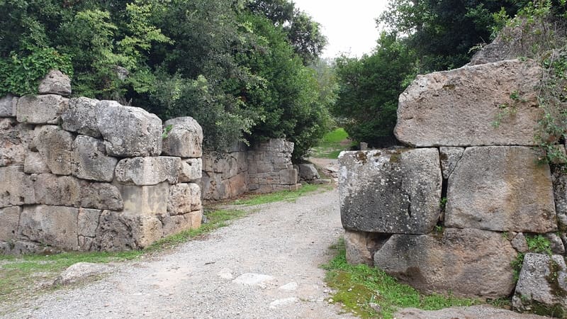 le maestose mura che si trovano all'ingresso della città di cosa che sono composte da grandissimi blocchi di roccia messi uno sopra all'altro