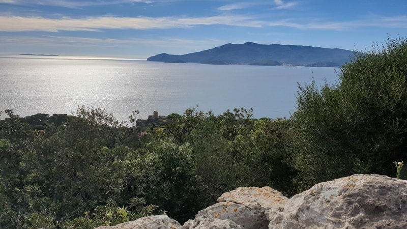 la vista panoramica sulla costa e sulla laguna di orbetello che si vede sullo sfondo che potrai godere dalla cima del promontorio dove si trova la città di cosa