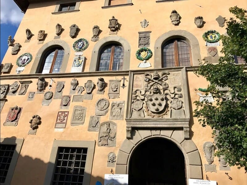 un primo piano sul palazzo pretorio di cutigliano su cui spiccano i tanti stemmi e le tante insegne araldiche dei vari capitani che hanno comandato il borgo