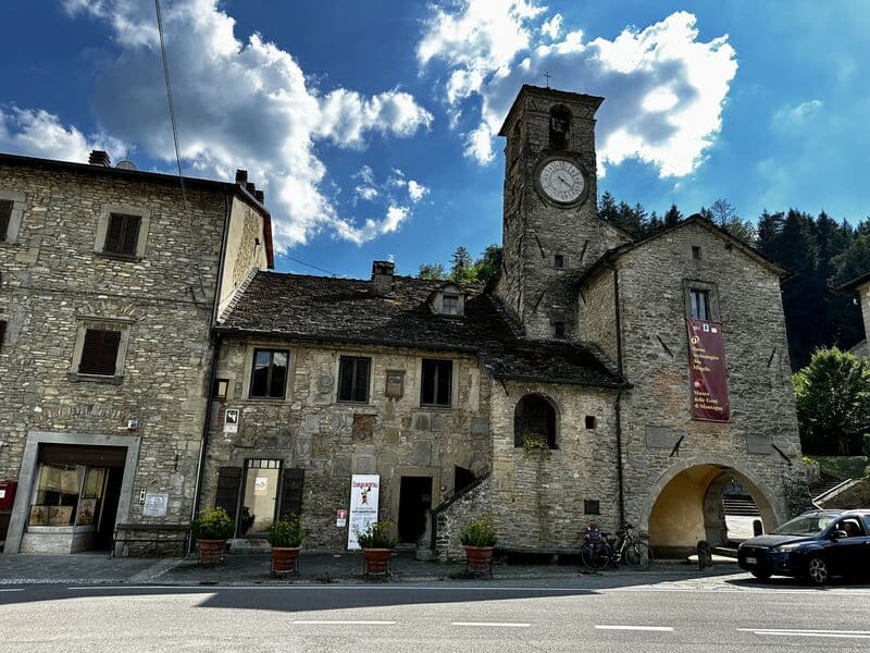 un primo piano sull'edificio medievale chiamato palazzo del capitano di palazzuolo sul senio, uno dei borghi toscani da visitare. Spicca tra gli edifici l'alta torre con l'orologio