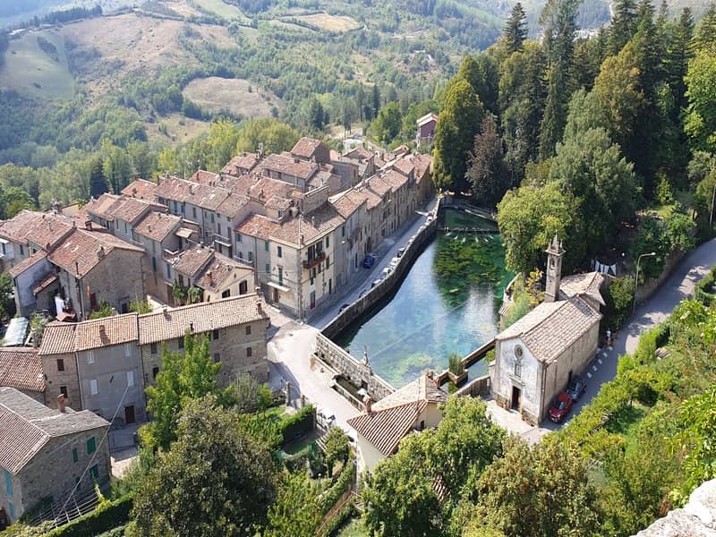 la vista dall'alto della peschiera e del borgo di santa fiora, uno dei borghi toscani da vedere. Sullo sfondo il verde delle colline di monte amiata