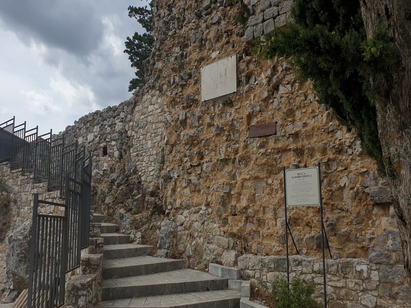 una scalinata che porta verso i ruderi dell'antica rocca medievale di semproniano, uno dei borghi toscani da vedere